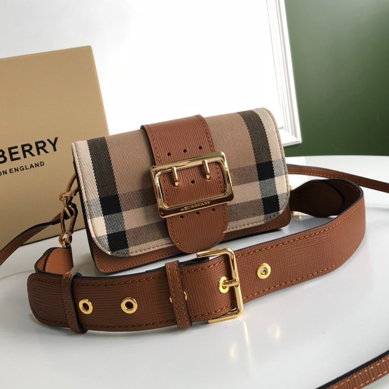 日本未入荷【バーバリー ショルダーバッグ コピー】クロスボディ ZIP&バックル Baw86557