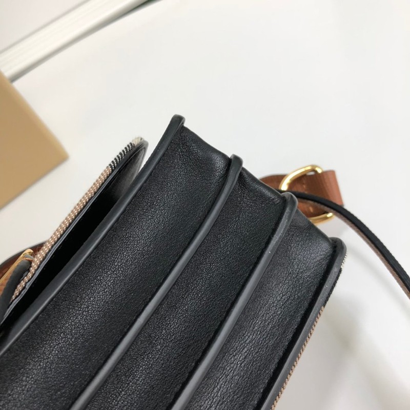 日本未入荷【バーバリー ショルダーバッグ コピー】クロスボディ ZIP&バックル Baw86557最高級