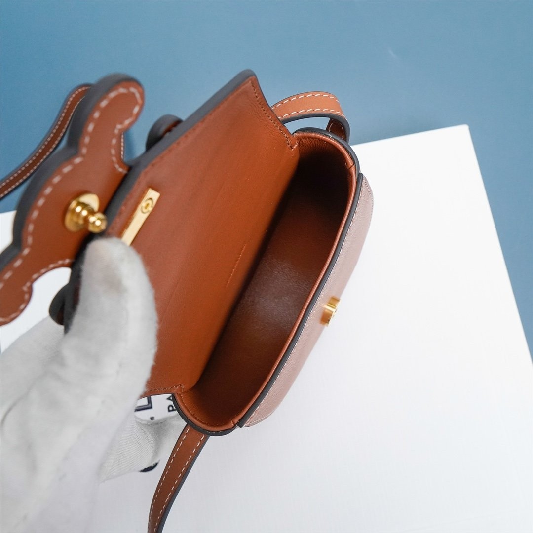 【日本未発売】セリーヌ コピー ミニ ブザス キュイル トリオンフ ショルダーバッグ 10J303DPQ04LU最高級