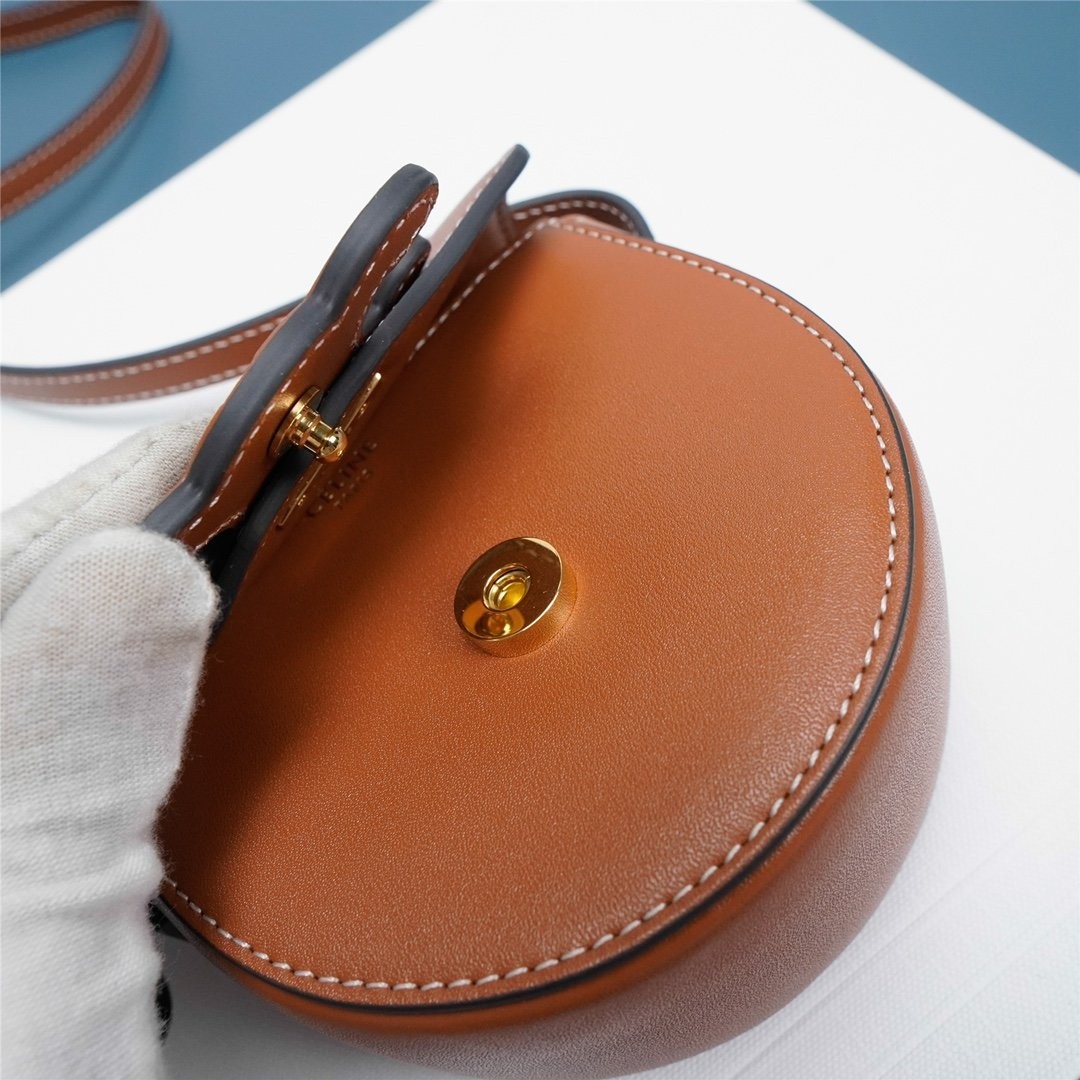 【日本未発売】セリーヌ コピー ミニ ブザス キュイル トリオンフ ショルダーバッグ 10J303DPQ04LUN級品