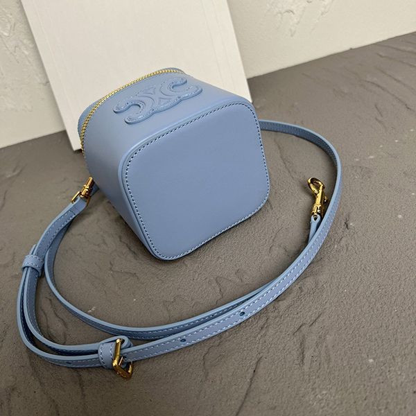 セリーヌ トリオンフ 人気偽物ショルダーバッグ Ced93682代引きを販売