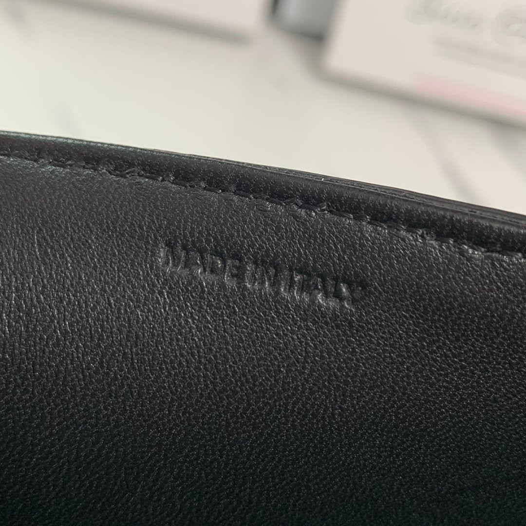 可愛いLisa愛用！セリーヌ スモール ブザス 16（セーズ）コピー バッグ 188013BEY38NO代引きを販売