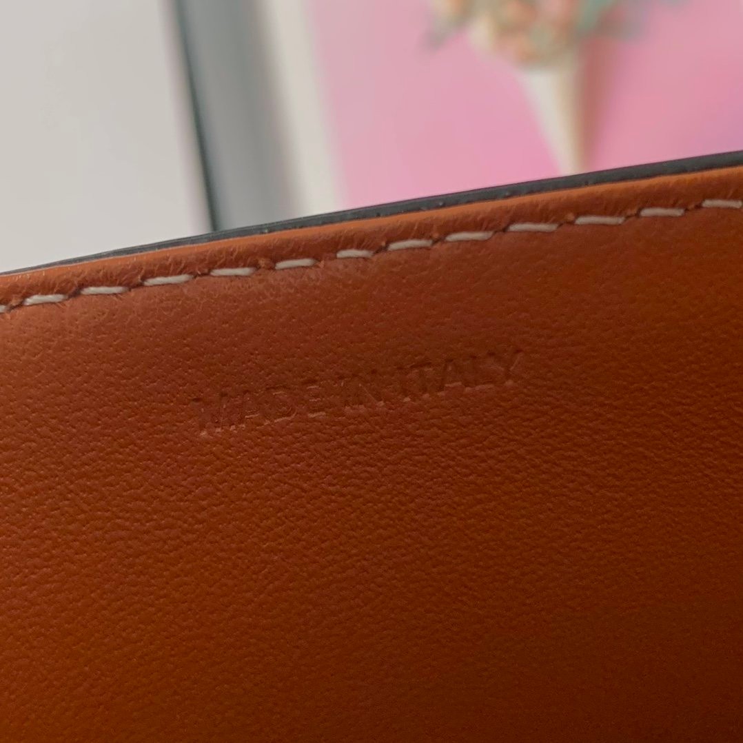 Lisa愛用！セリーヌ スモール ブザス 16（セーズ）コピー バッグ 188013BO204LU代引きを販売