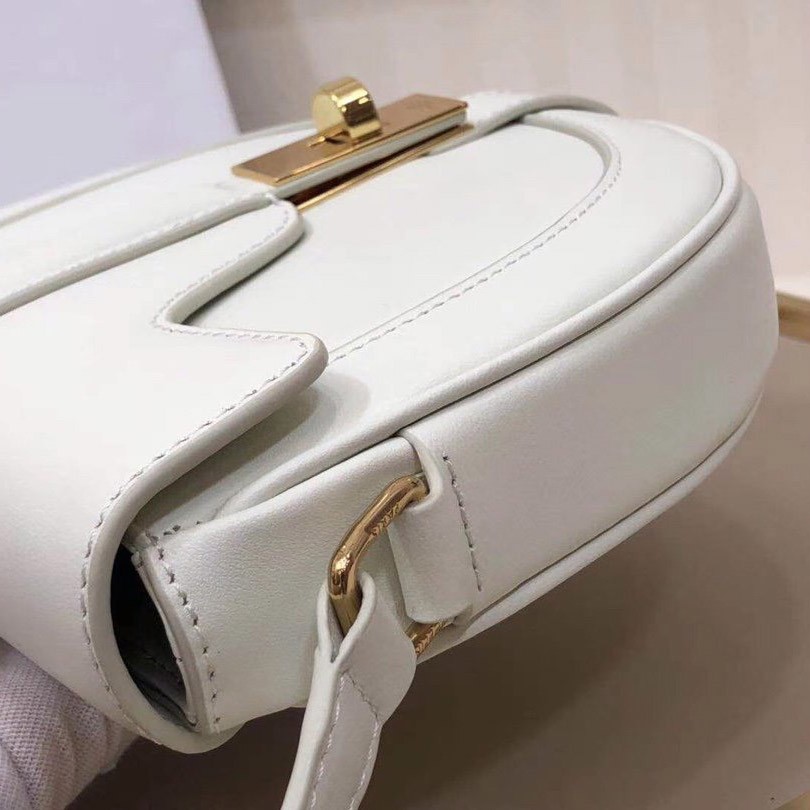 希少色セリーヌ 偽物 スモール ブザス 16（セーズ）バッグ Cen33126最高級