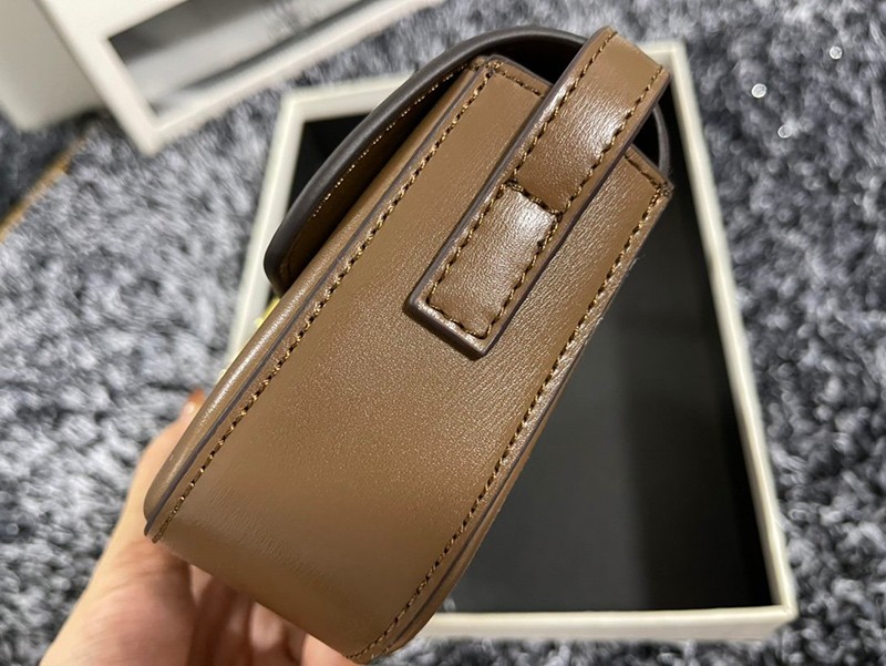 日本未入荷【セリーヌ ショルダーバッグ コピー】トリオンフ ショルダーバッグ 茶色 Ces06930人気