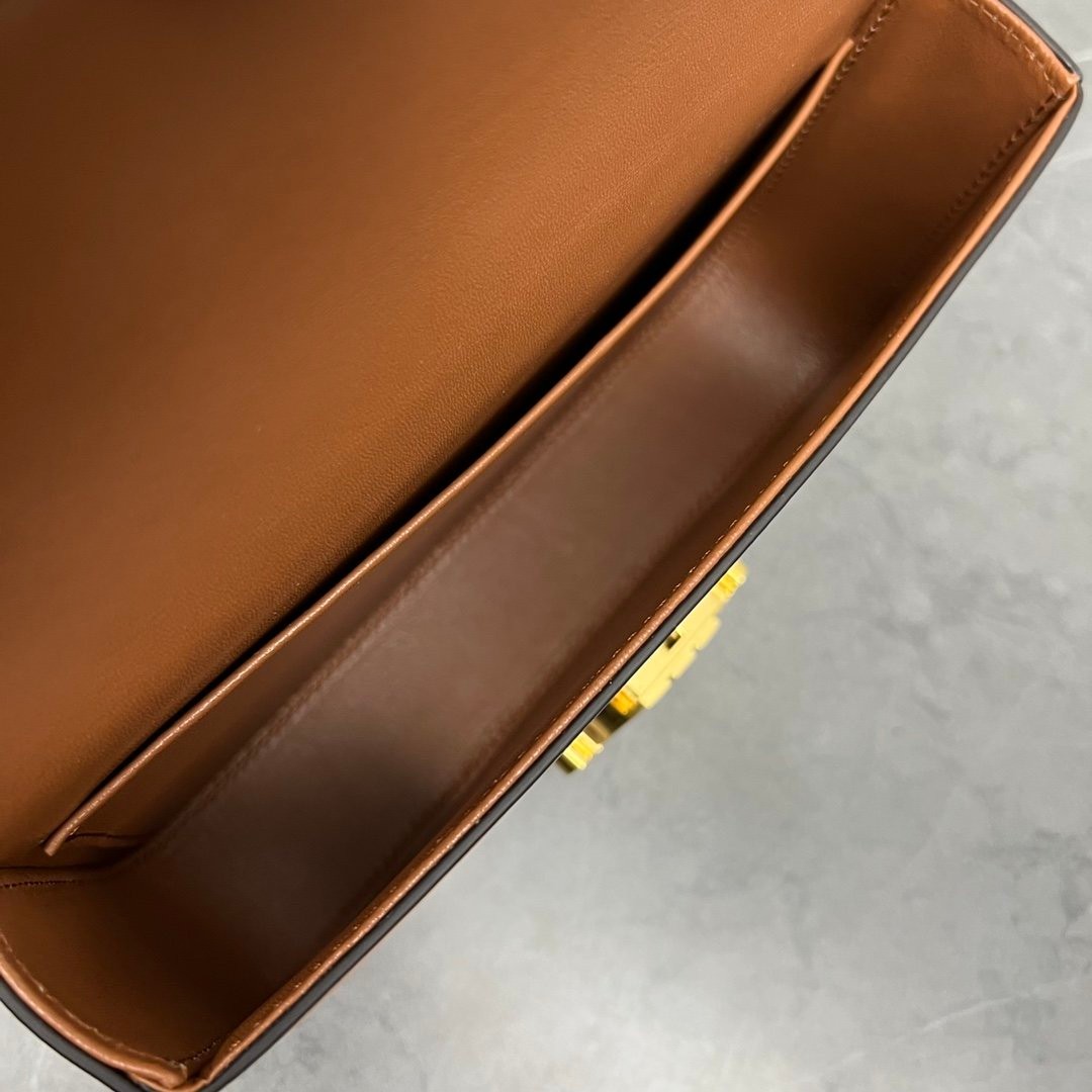 定番セリーヌ 偽物 トリオンフ チェーン ショルダーバッグ Cey98837人気
