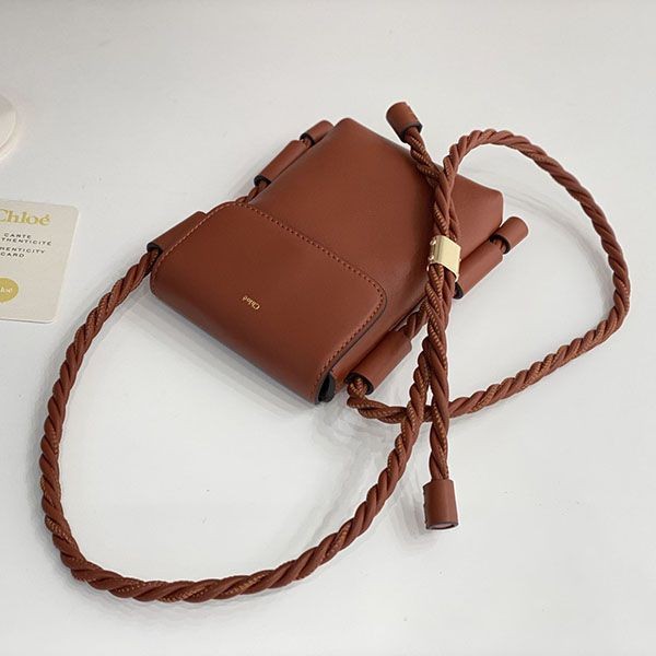 送料込 クロエ KEY コピー スマホポーチ シャイニーカーフスキン製フラップ付き chp41943高い品質