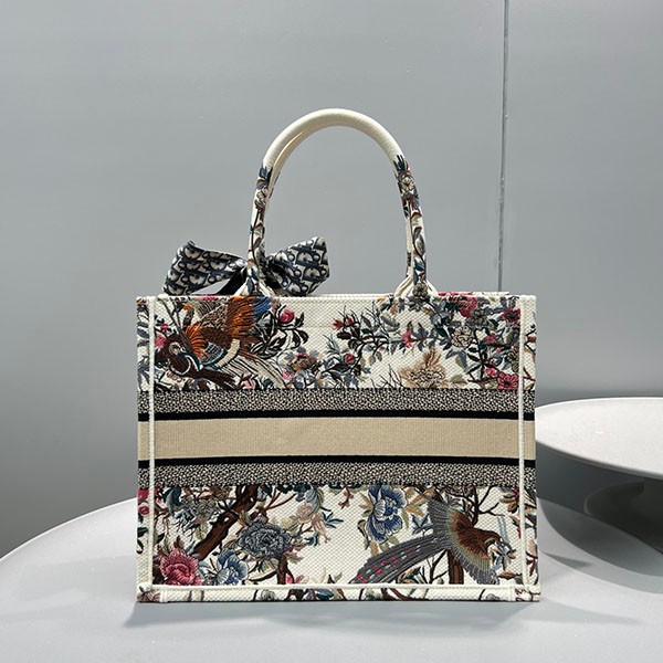 可愛いディオール BOOK TOTE コピー ジャルダン ディヴェール 花柄 刺繍 M1286ZRWDM941高い品質
