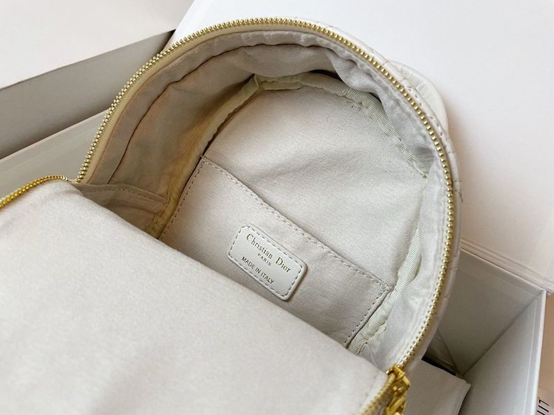 21年春夏 ディオールBACKPACK カナージュ ミニバッグ偽物 M9222UNGH_M030品質保証