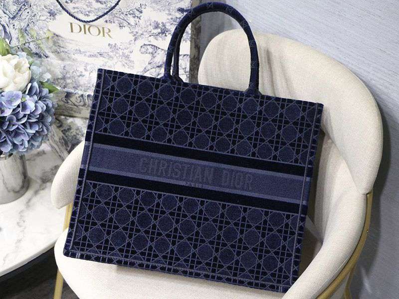 完売必至ディオール ブックトート コピー カナージュ エンブロイダリー 2サイズ deg83161