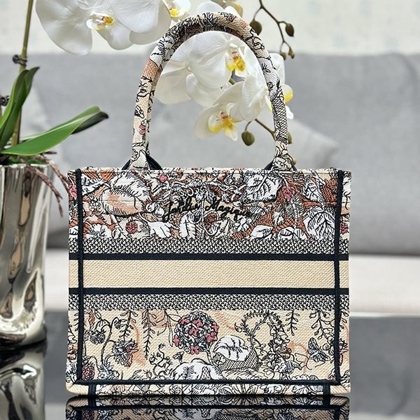 人気急上昇ディオール ブックトート 激安偽物 Dior Jardin Magique刺繍 det39033通販