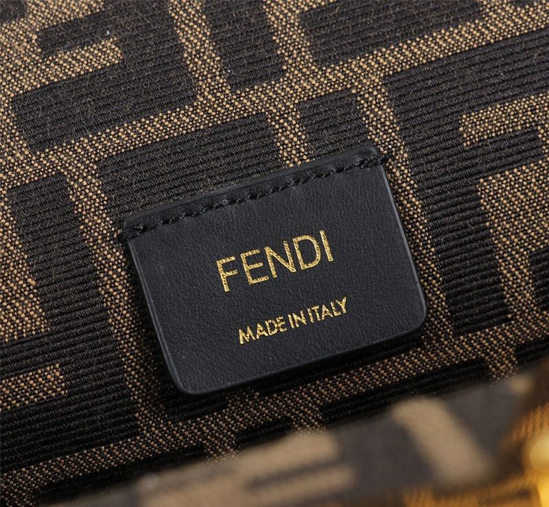 ☆超人気☆フェンディ ファースト 偽物 ベージュレザー バッグ エキゾチックディテール 8BP129AGWRF1GEM代引きを販売