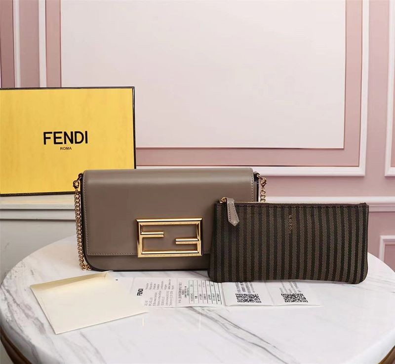 世界中で大人気♪フェンディ 偽物 財布内蔵ミニバッグ ポーチ付き グレーレザー ミニバッグ 8BS032AHM0F1F1M高い品質