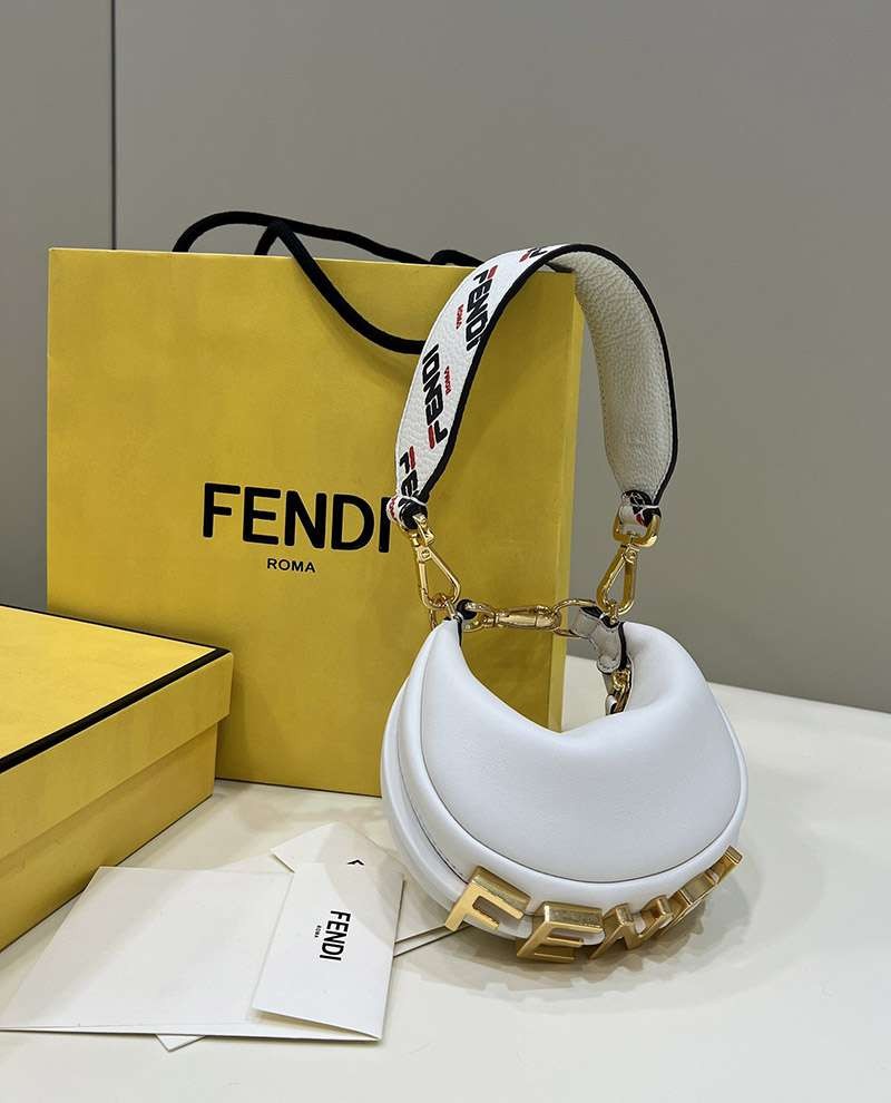 高品質♪♪♪フェンディ グラフィー スーパーコピー レザーチャーム  fec07230最高級
