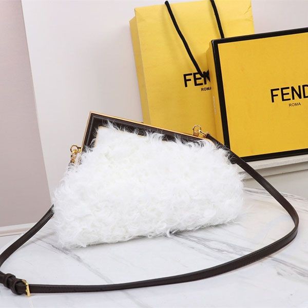大人気！フェンディ ファースト スモール モヘアウール バッグ 偽物 fec18707通販