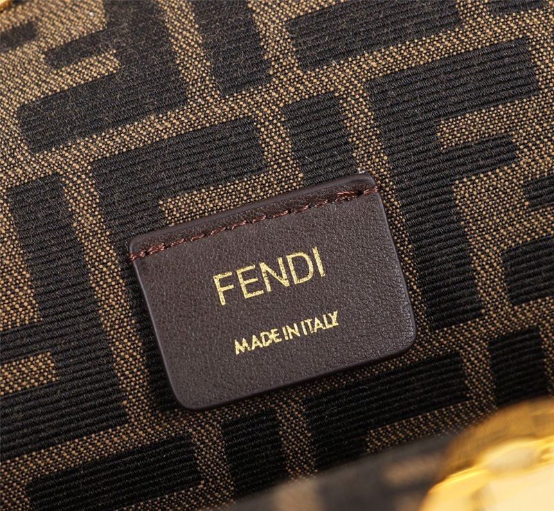 目を惹くカラーフェンディ コピー ファースト レザー バッグ エキゾチックディテール fed05736代引きを販売