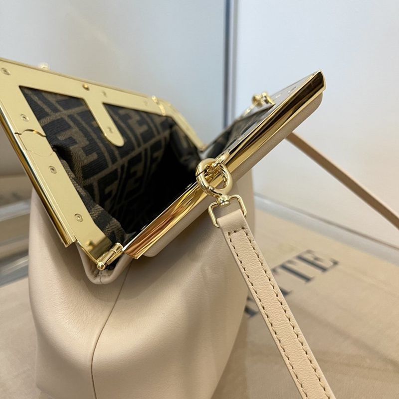 最安値挑戦フェンディ ファースト コピー レザー バッグ fee01150人気