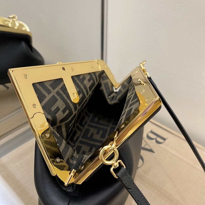 世界中で大人気♪フェンディ 偽物 ファースト レザー バッグ fee43855N級品