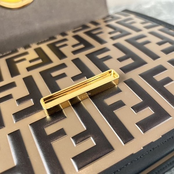 入手困難品！フェンディ FFロゴ コピー バッグ ショルダーバッグ fee69010高い品質