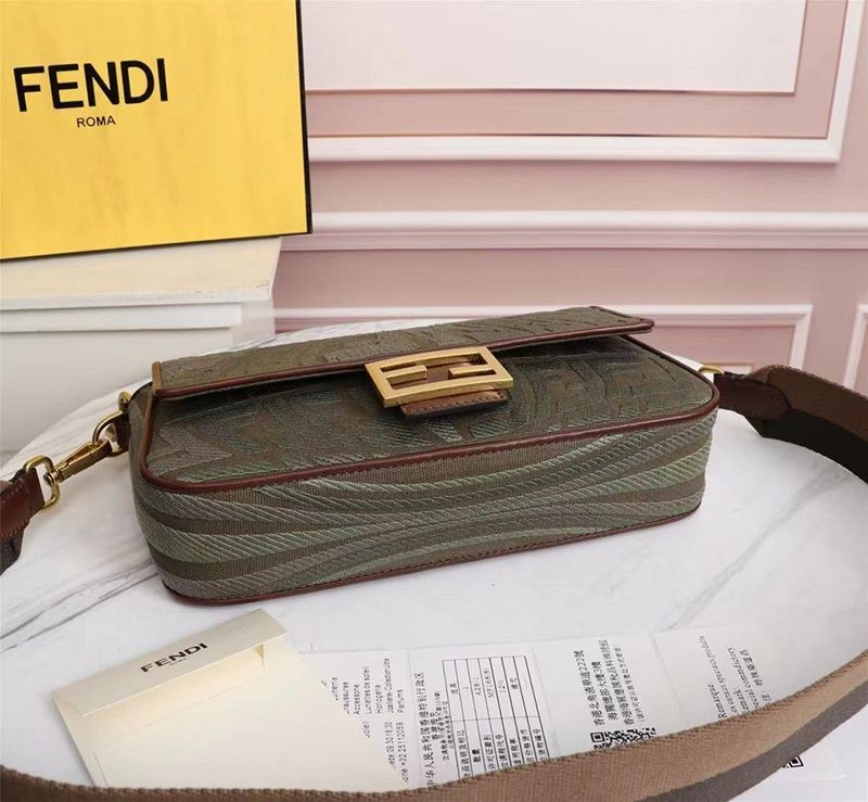 春もの新作フェンディ バゲット 偽物 フィッシュアイ FFキャンバス バッグ feg17784高い品質