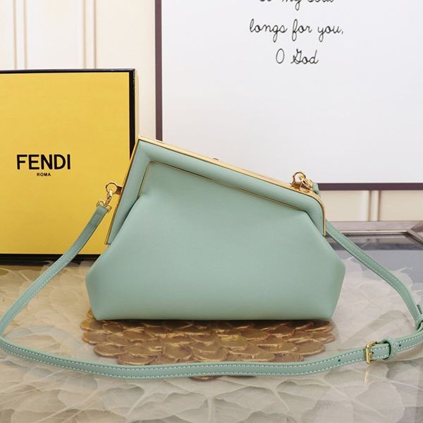 送料込 フェンディ ファースト スモール ショルダーバッグ コピー fei02469N級品