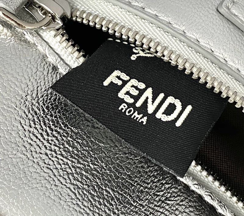 人気No1フェンディ 偽物 ピーカブー ミニ レザー バッグ fej53289N級品