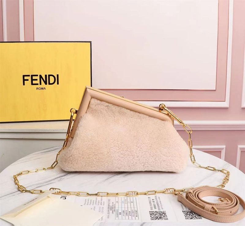 【日本未発売】フェンディ 偽物 ファースト スモール シープスキンバッグ fek00335激安送料無料