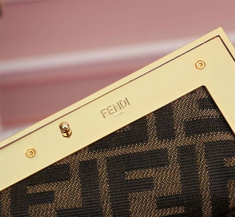 【日本未発売】フェンディ 偽物 ファースト スモール シープスキンバッグ fek00335N級品