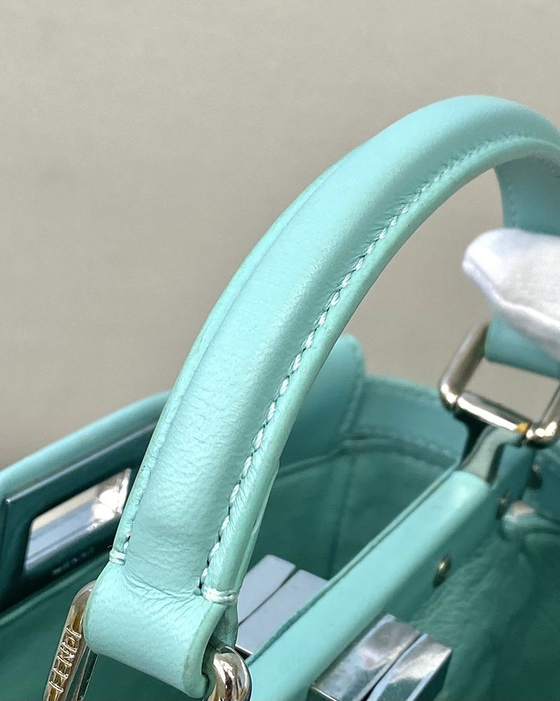 日本未入荷フェンディ ピーカブー コピー ミニ レザー バッグ fek30712人気