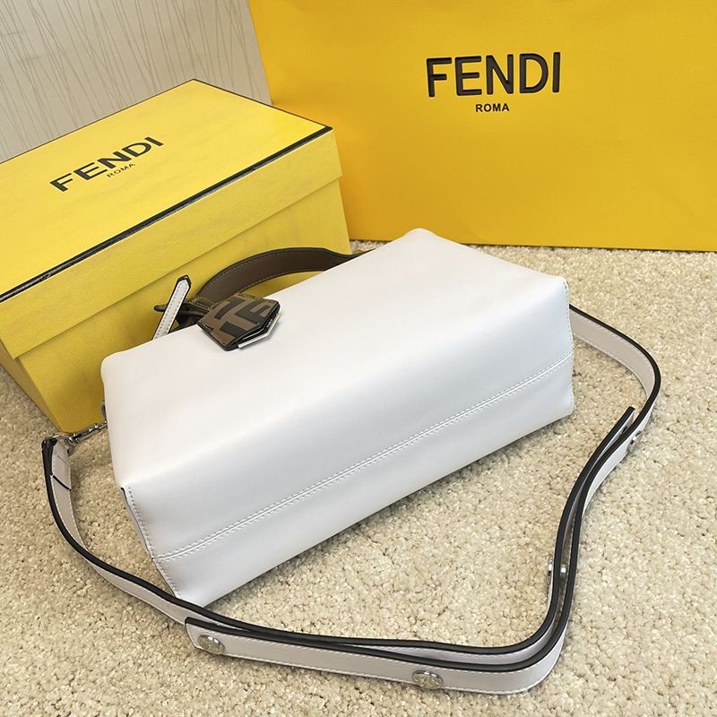 大人気!!新色フェンディ 偽物 バイ ザ ウェイ ミディアム レザー ボストンバッグ fek65311N級品