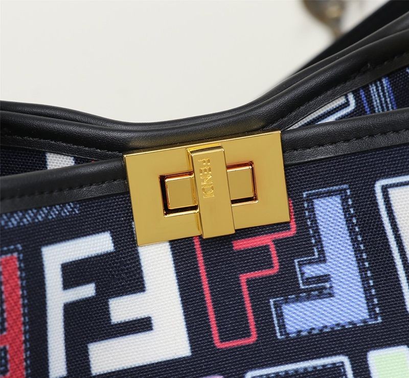 21AW新作フェンディ コピー ピーカブー アイシーユー ミディアム FFキャンバス バッグ fel26748最高級