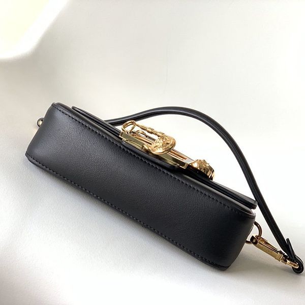 超話題!【FENDACE】ブローチ バゲット レザー バッグ スーパーコピー feo63238高い品質