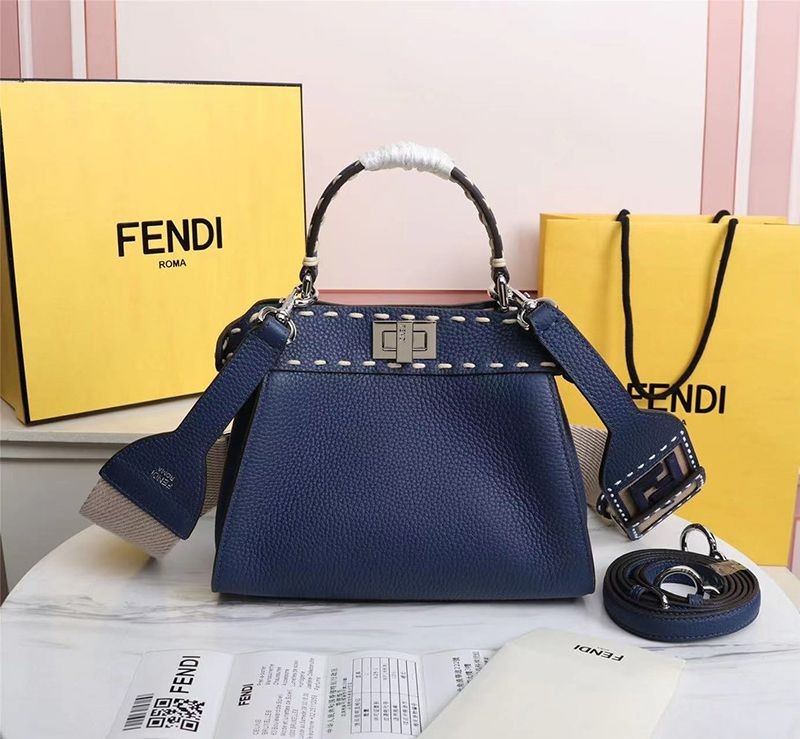 入手困難フェンディ コピー ピーカブー ミニ フルグレインレザー バッグ feq31832通販