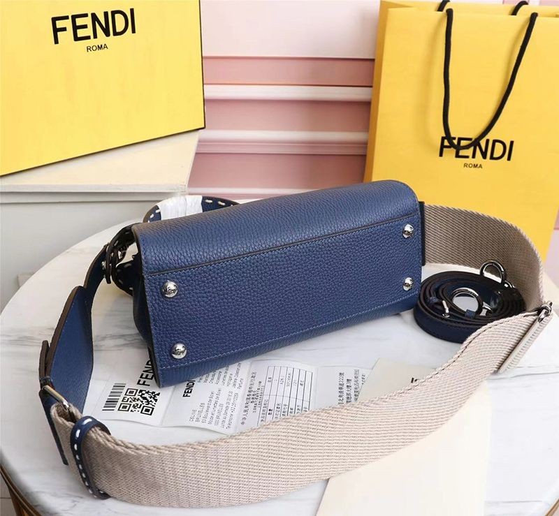 入手困難フェンディ コピー ピーカブー ミニ フルグレインレザー バッグ feq31832高い品質