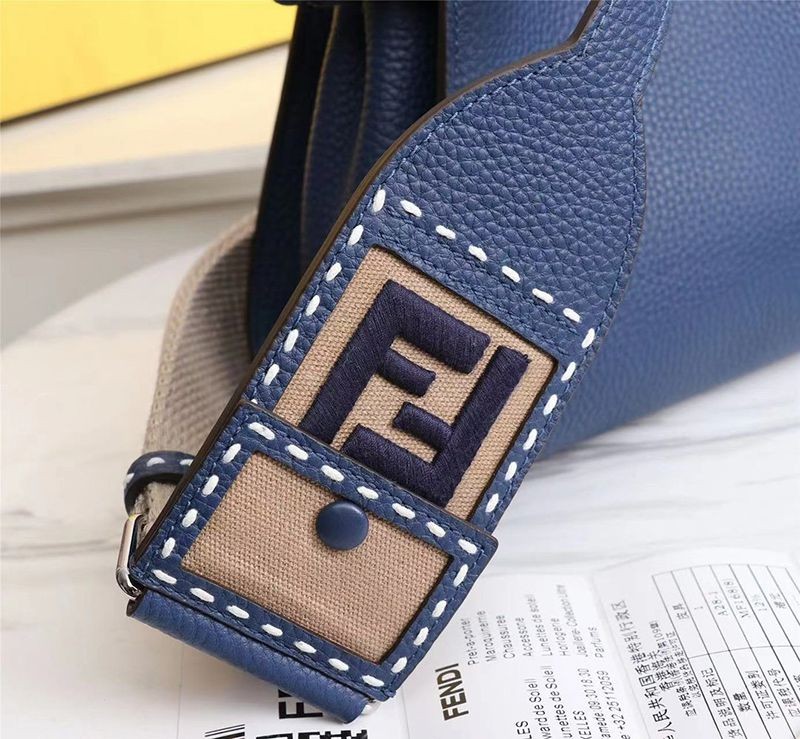 入手困難フェンディ コピー ピーカブー ミニ フルグレインレザー バッグ feq31832人気