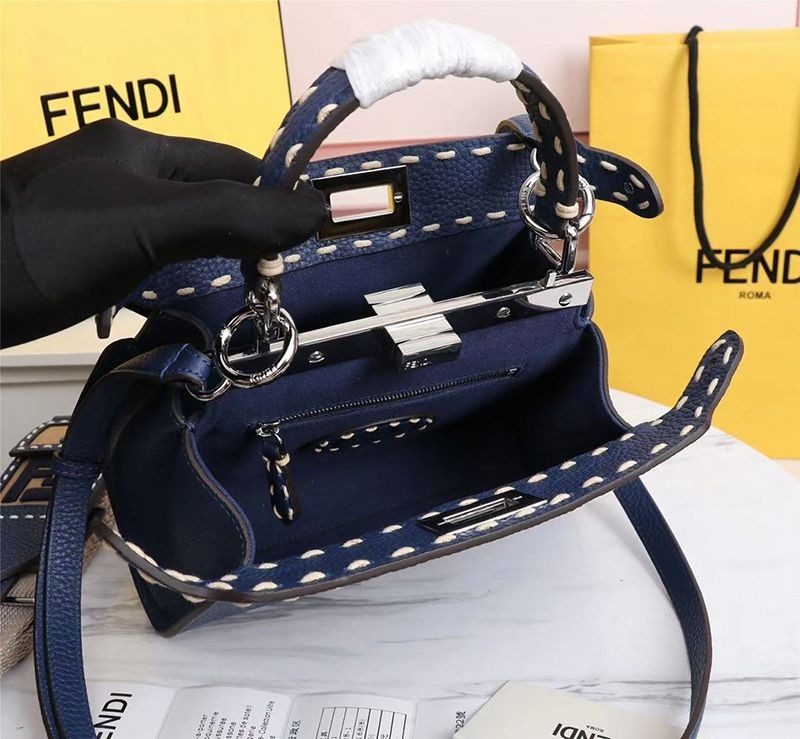 入手困難フェンディ コピー ピーカブー ミニ フルグレインレザー バッグ feq31832品質保証