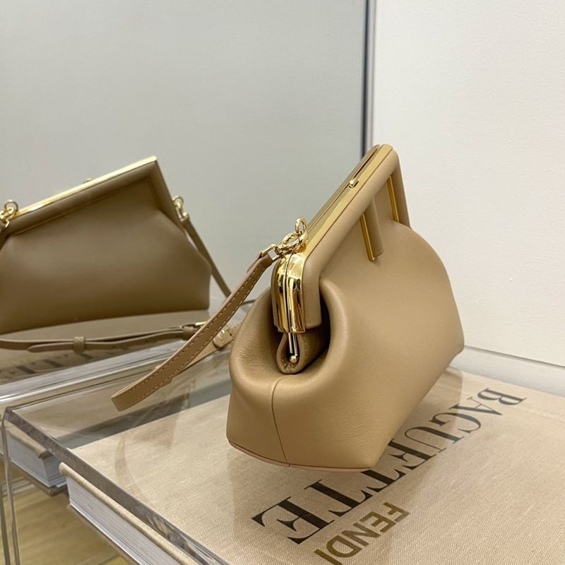 目を惹くカラーフェンディ ファースト 偽物 レザー バッグ fer55501通販