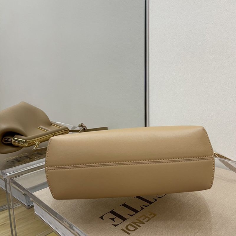 目を惹くカラーフェンディ ファースト 偽物 レザー バッグ fer55501代引きを販売