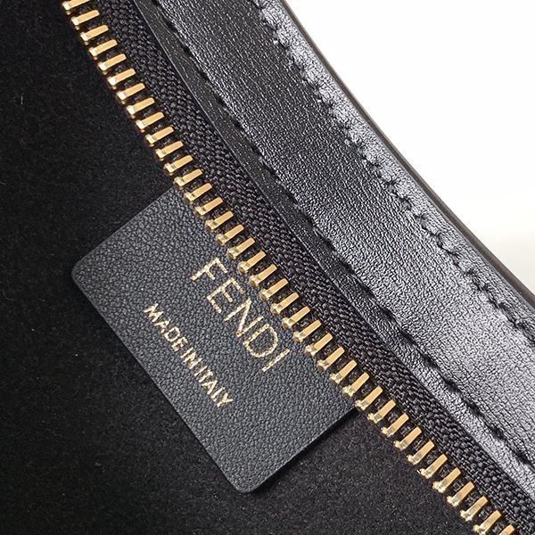 入手困難 フェンディ オーロック 偽物 スウィング レザー ポーチ fes65233最高級