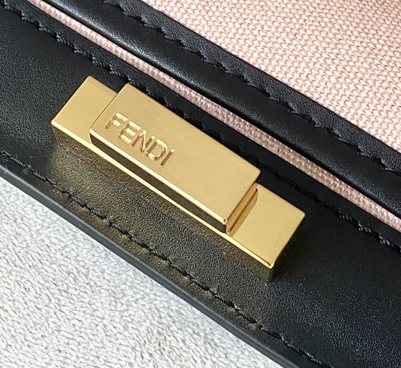 世界中で大人気♪フェンディピーカブー エックストート 偽物 FFウール バッグ feu42338最高級