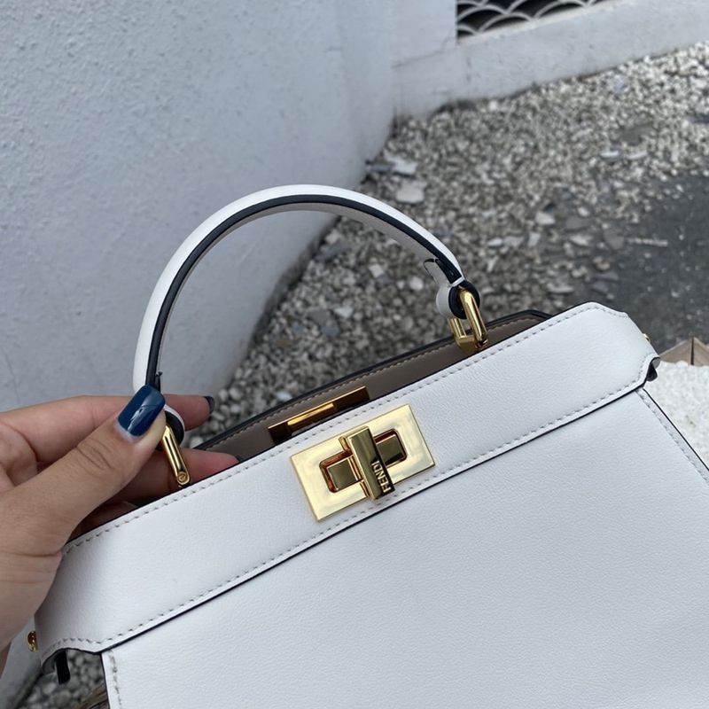 送料込フェンディ ピーカブー アイシーユー コピー スモール レザー バッグ feu83930N級品