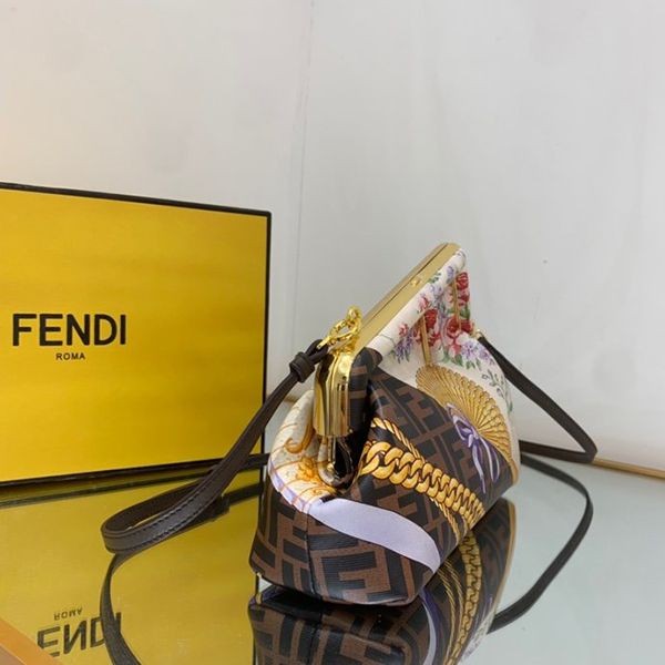早い者勝ち♡フェンディ ヴェルサーチェ コピーフェンダーチェ コラボ ショルダーバッグ fey97423高い品質