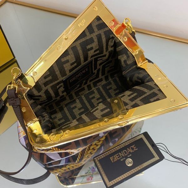 早い者勝ち♡フェンディ ヴェルサーチェ コピーフェンダーチェ コラボ ショルダーバッグ fey97423人気
