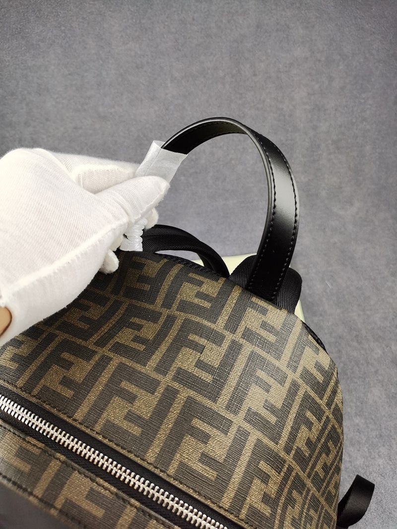 日本未入荷フェンディ バックパック 偽物 ブラックナイロン バックパック fez25036高い品質