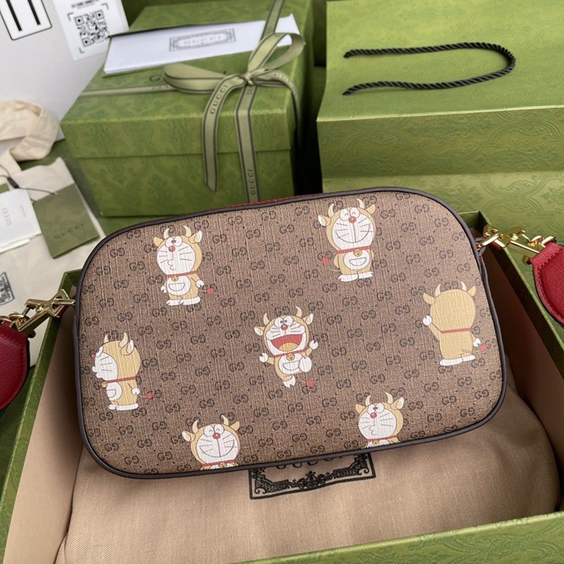 完売必至 ドラえもん×グッチ偽物 プリントGGボディバッグ2021年 ポップアップ gux84236通販