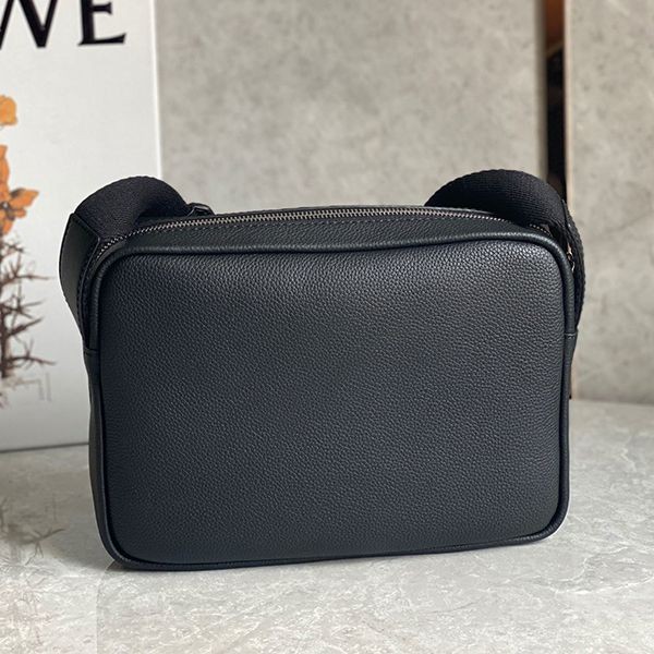 入手困難ロエベ ミリタリー メッセンジャーバッグ XS 偽物 loo80252通販