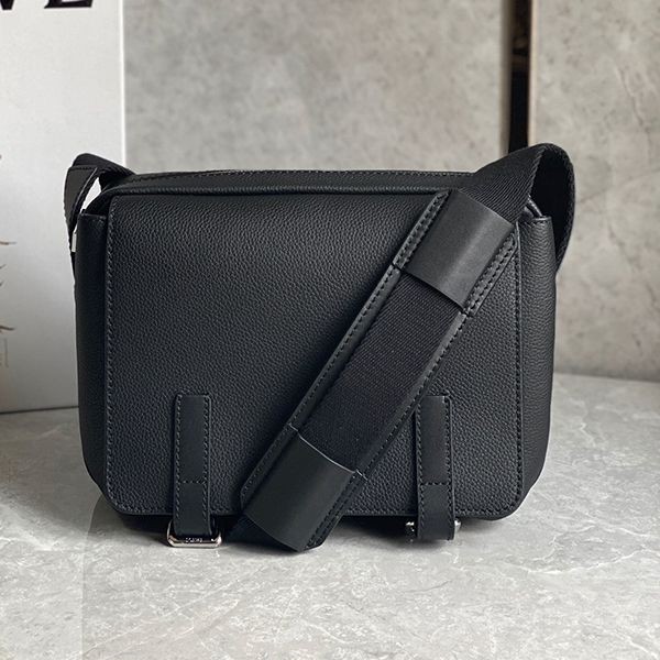 入手困難ロエベ ミリタリー メッセンジャーバッグ XS 偽物 loo80252高い品質