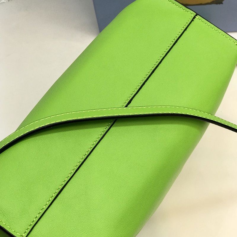 人気No1【ロエベ コピー】Flamenco フラメンコクラッチミニ ナパカーフ 2サイズ lox49364品質保証