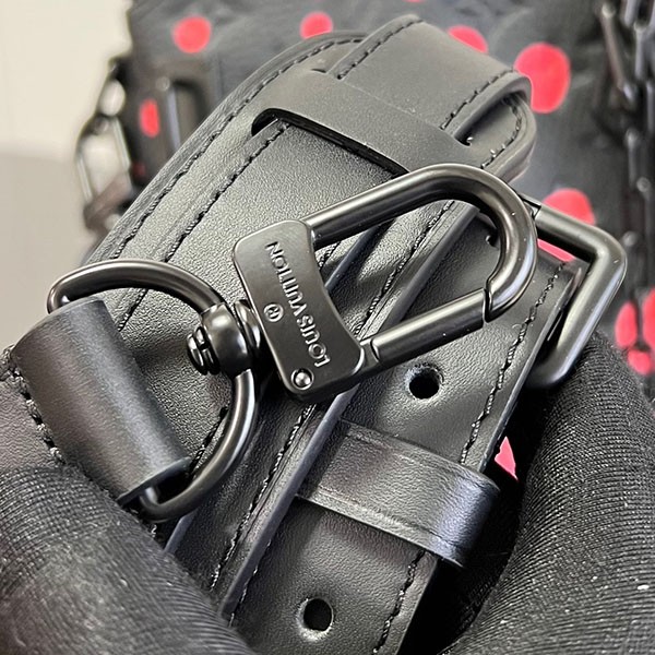 ルイヴィトン × YK 草間彌生 コラボ LOCK IT バッグ コピー 黒赤 たっぷり収納 M21676品質保証