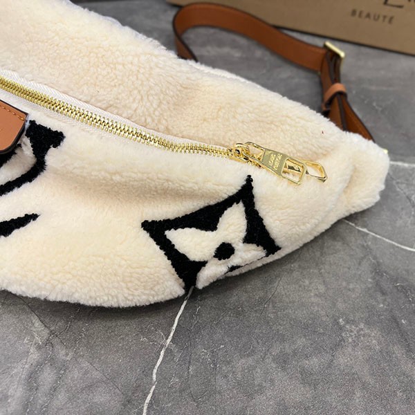 大人気！ルイヴィトン モノグラム テディ バムバッグ コピー★もこもこ ボディバッグ M55425代引きを販売